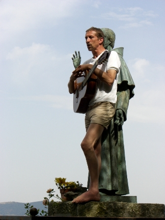 Franziskus steht hinter dir